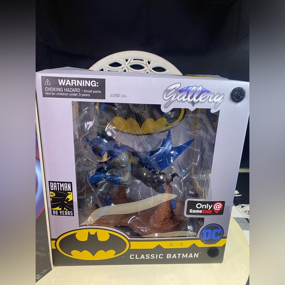 DC Gallery Diamond Select: Classic
Batman 80 Years Diorama - Gamestop Exclusive - Picture 2 of 12